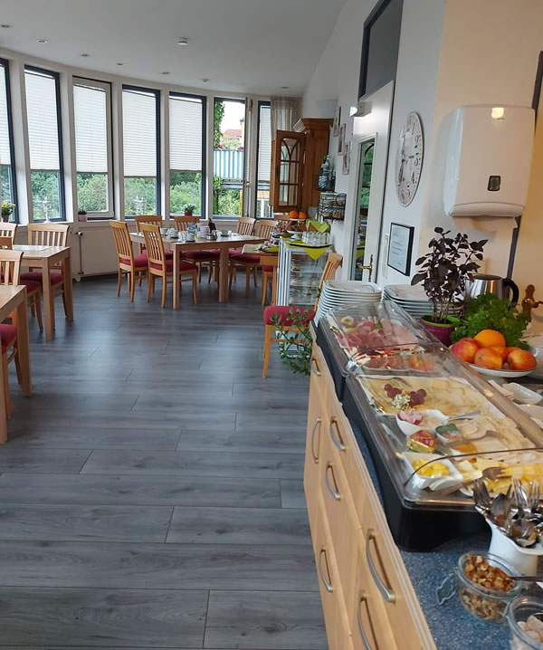 Das Hotel Braunschweig an der Stadthalle ist optimal für die Übernachtung Braunschweig. Das Hotel bietet ihnen eine liebevolle Zimmerausstattung mit schallisolierten Fenstern. Das Hotel 'An der Stadthalle' in Braunschweig bietet mit liebe zum Detail ausgestattete Zimmer und schallisolierte Fenster für eine ungestörte Übernachtung in Braunschweig.