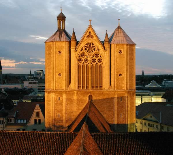 Das Hotel 'An der Stadthalle' in Braunschweig bietet mit liebe zum Detail ausgestattete Zimmer und schallisolierte Fenster für eine ungestörte Übernachtung in Braunschweig.