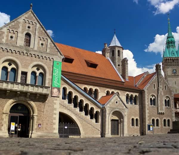 Das Hotel 'An der Stadthalle' in Braunschweig bietet mit liebe zum Detail ausgestattete Zimmer und schallisolierte Fenster für eine ungestörte Übernachtung in Braunschweig.