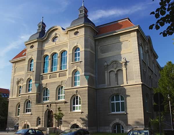 Das Hotel 'An der Stadthalle' in Braunschweig bietet mit liebe zum Detail ausgestattete Zimmer und schallisolierte Fenster für eine ungestörte Übernachtung in Braunschweig.