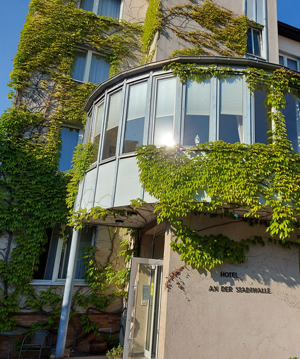 Das Hotel 'An der Stadthalle' in Braunschweig bietet mit liebe zum Detail ausgestattete Zimmer und schallisolierte Fenster für eine ungestörte Übernachtung in Braunschweig.